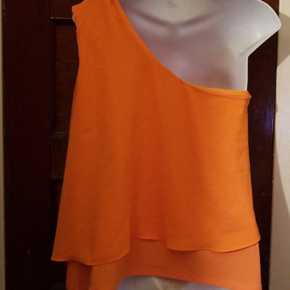 Classy layered blouse. Hangs off one shoulder - Picture 4 of 4
